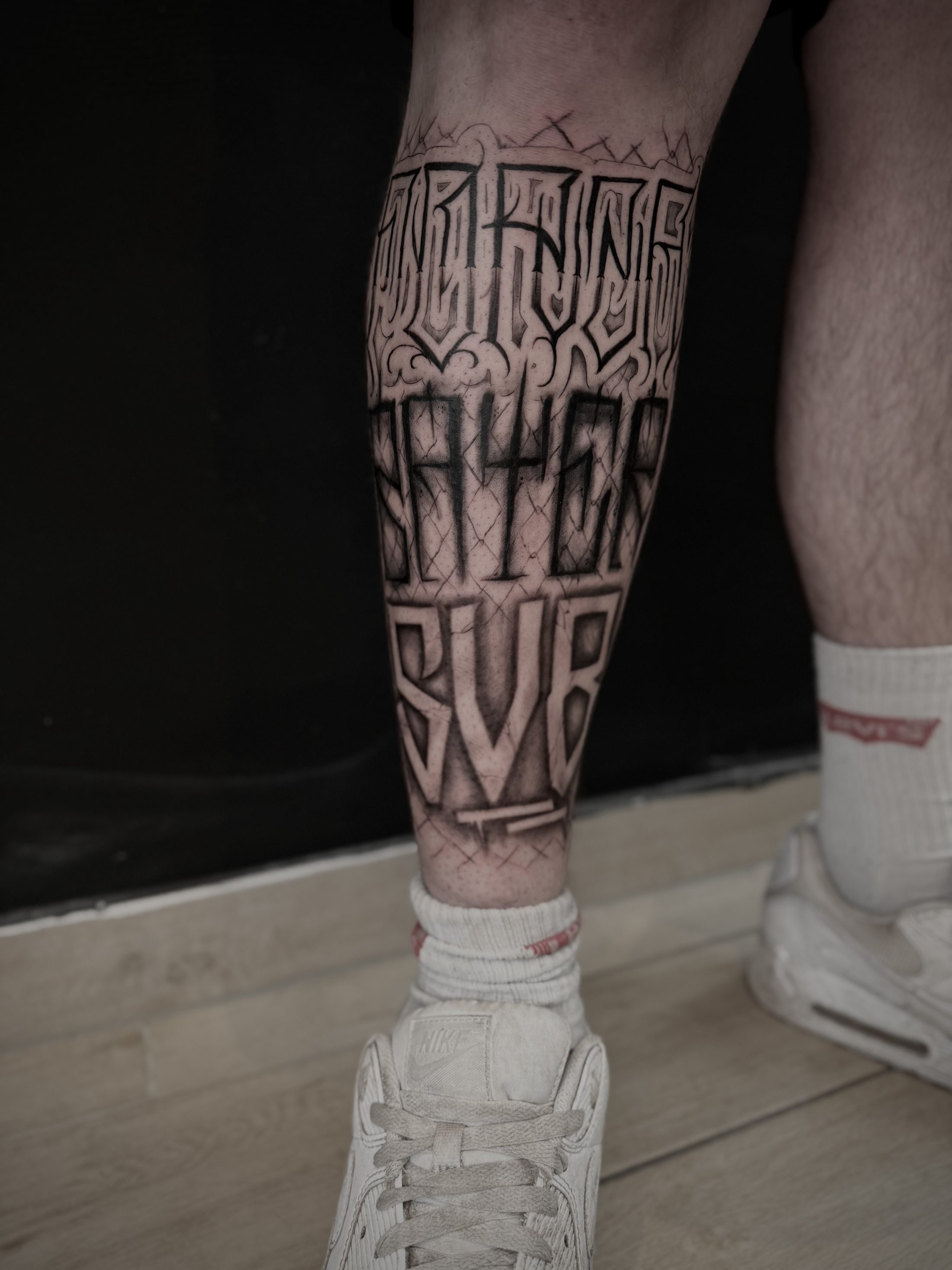 Chicano-Lettering auf der Wade
