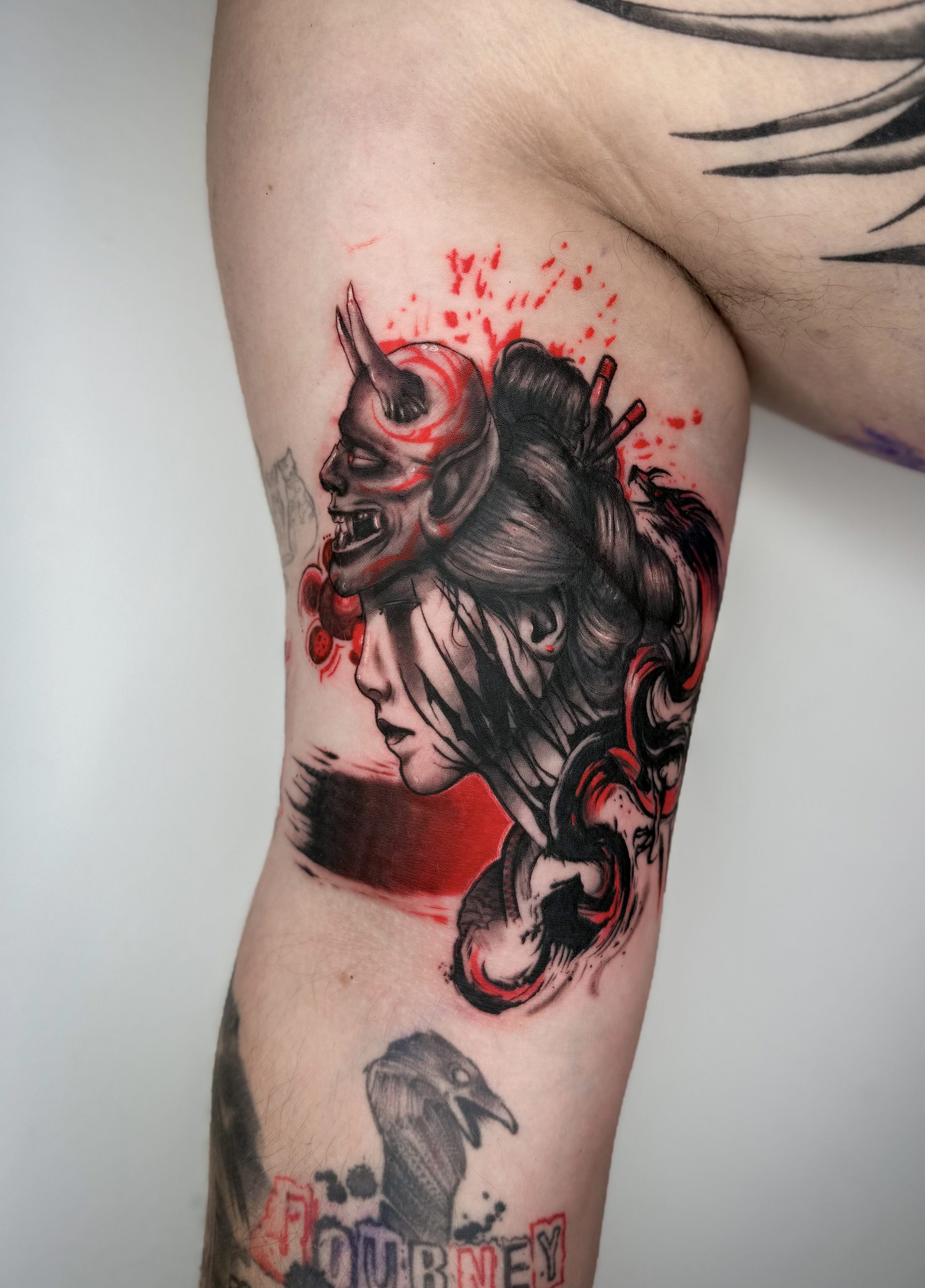 Hannya-Maske und Geisha im japanischen Stil mit Rotanteil