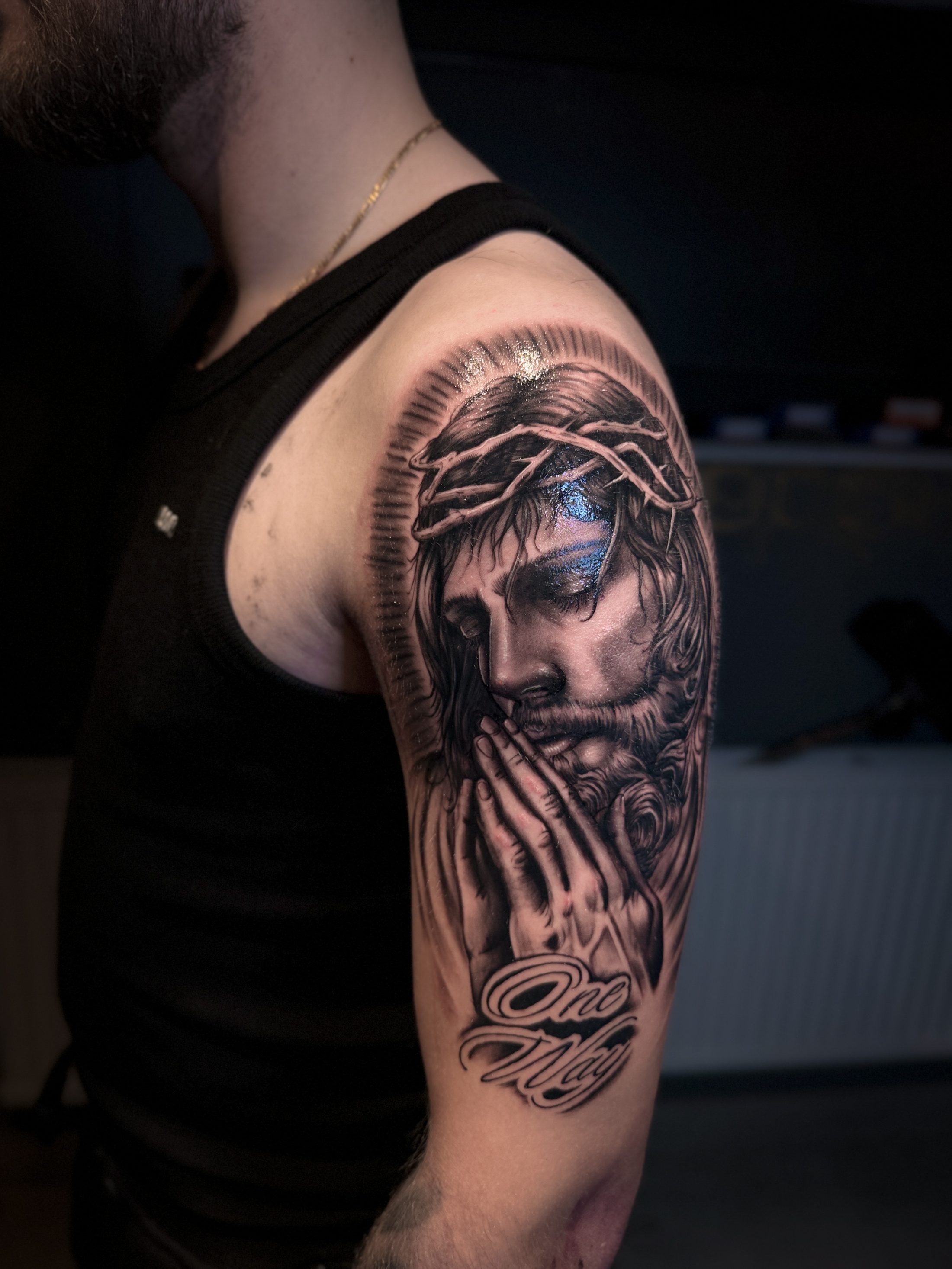 Jesus mit Dornenkrone, fotorealistisch auf dem Arm